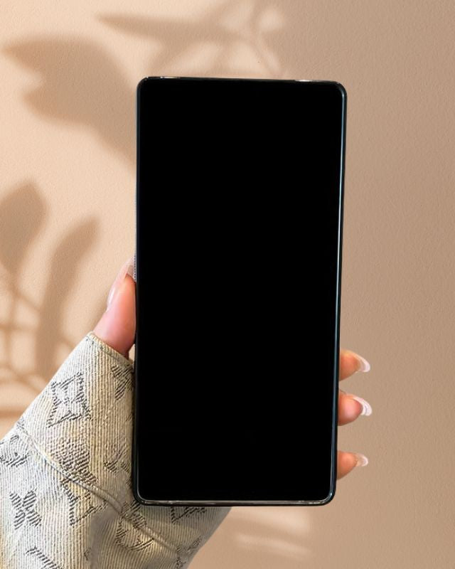 Samsung Galaxy S25 Series Matte Finish Puffed Cover - lifestyle