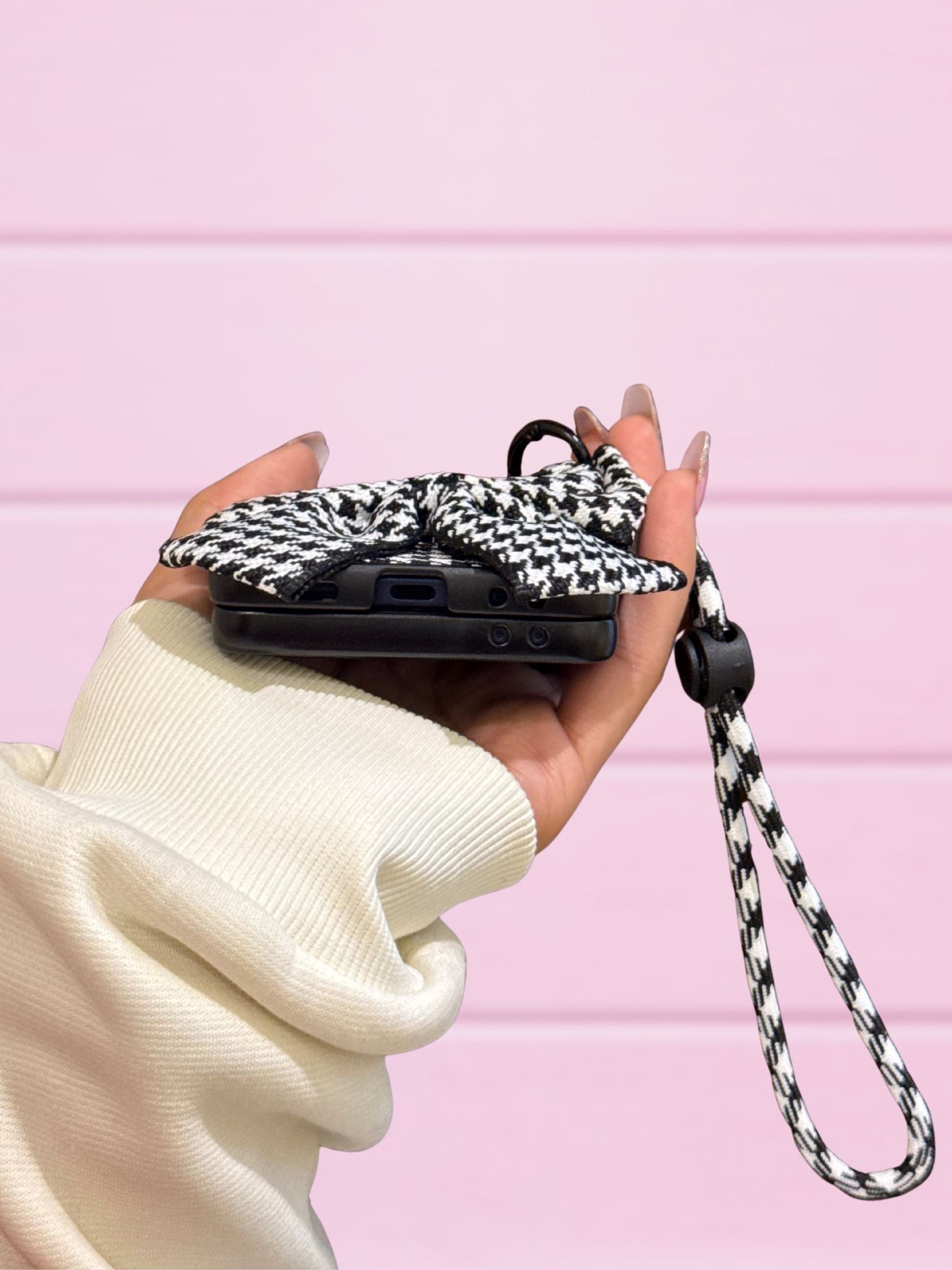 Samsung Galaxy Z Flip7 Retro Vintage Bowknot Cover - lifestyle