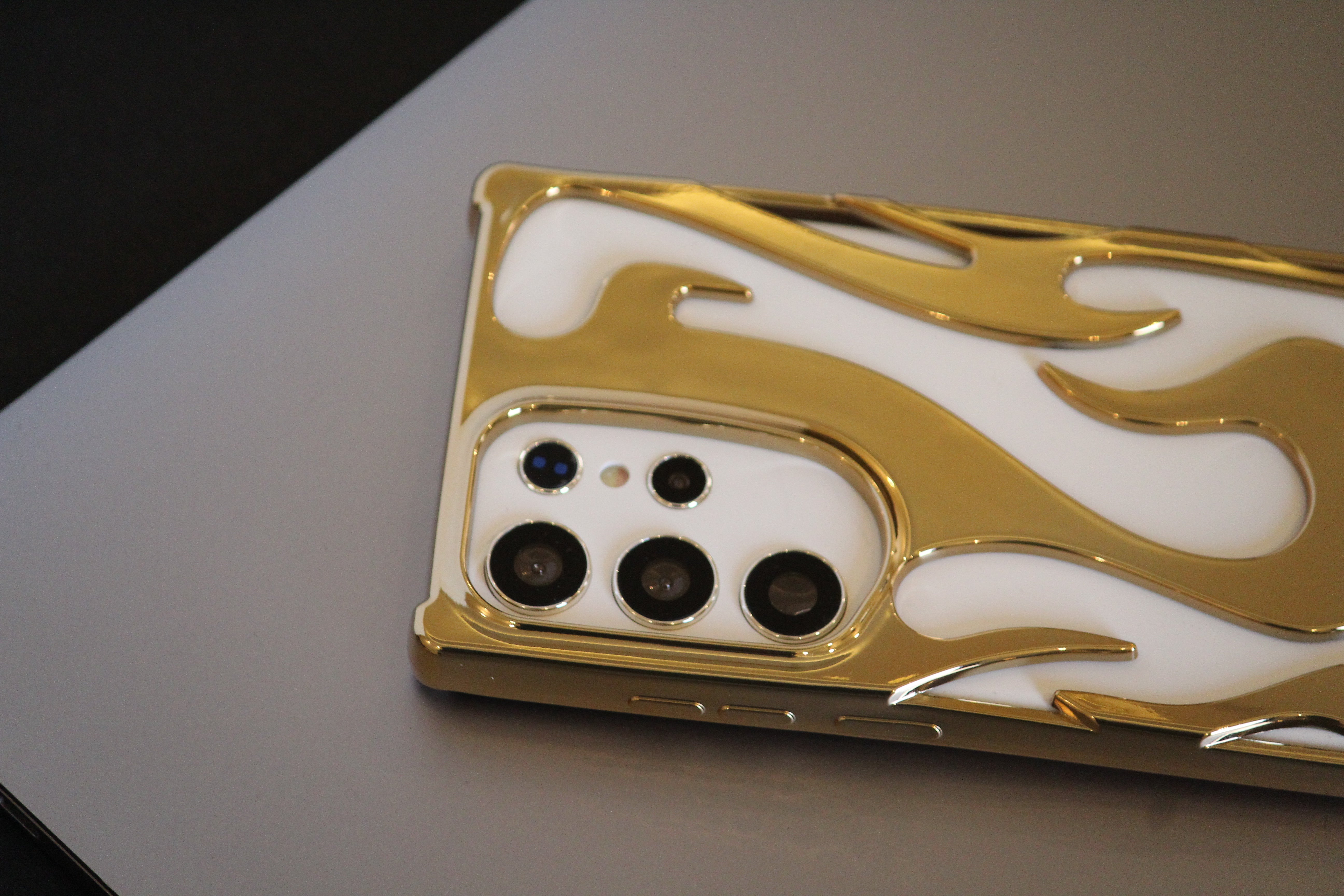 Samsung Galaxy S25 Series 3D Flame Gold Electroplated Cover - lifestyle
