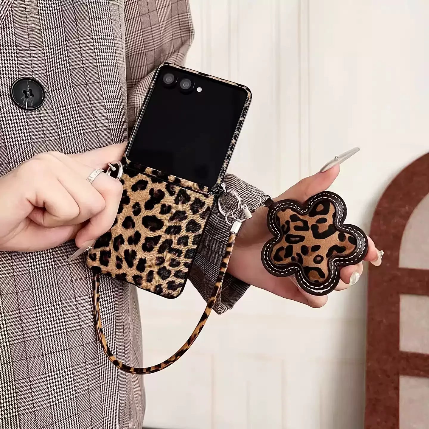 Samsung Galaxy Z Flip 5 Leopard Style Cover - case features