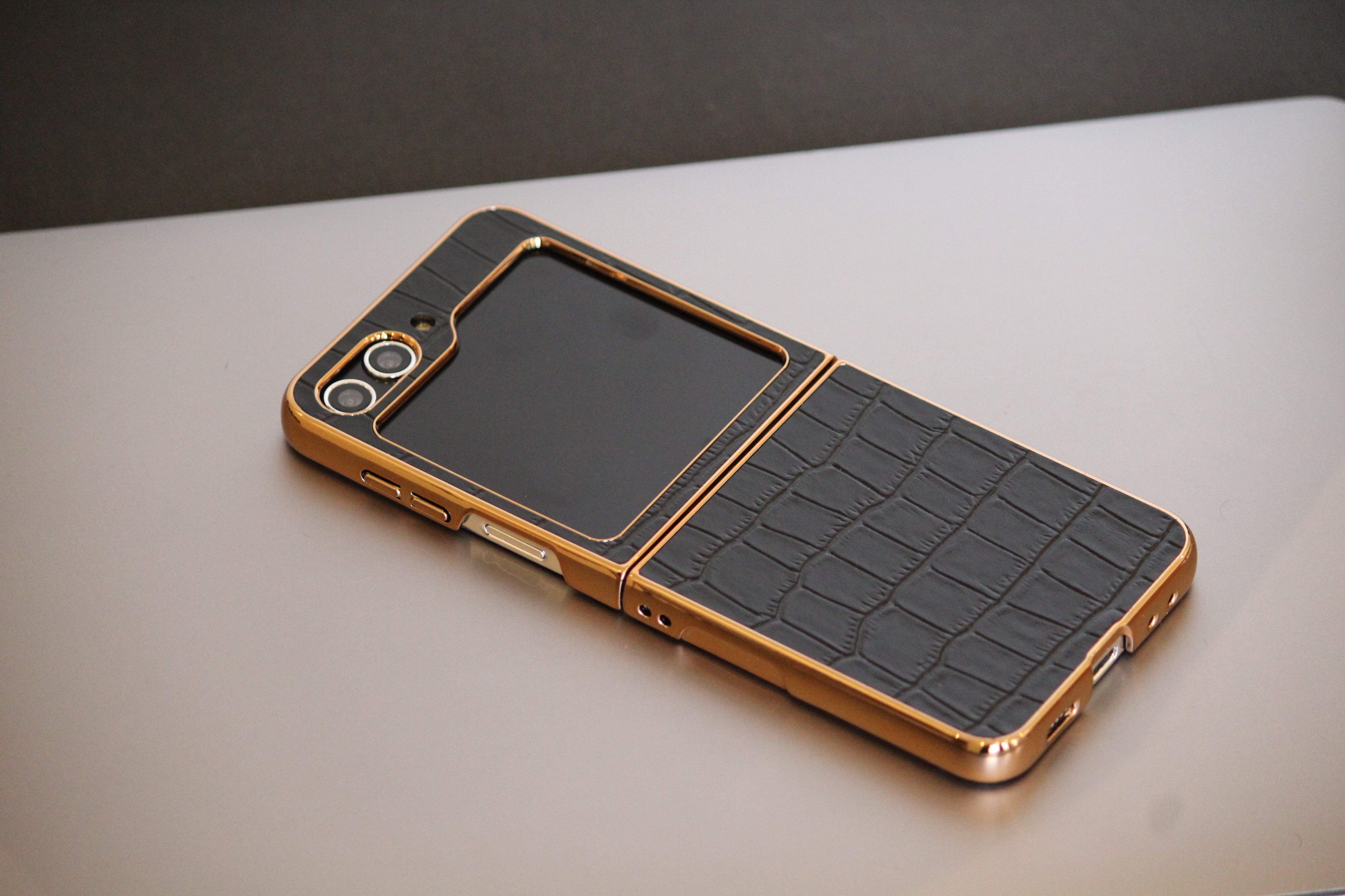 Samsung Galaxy Z Flip 5 Gold Electroplated Croco Pattern Leather Cover - protective case detail