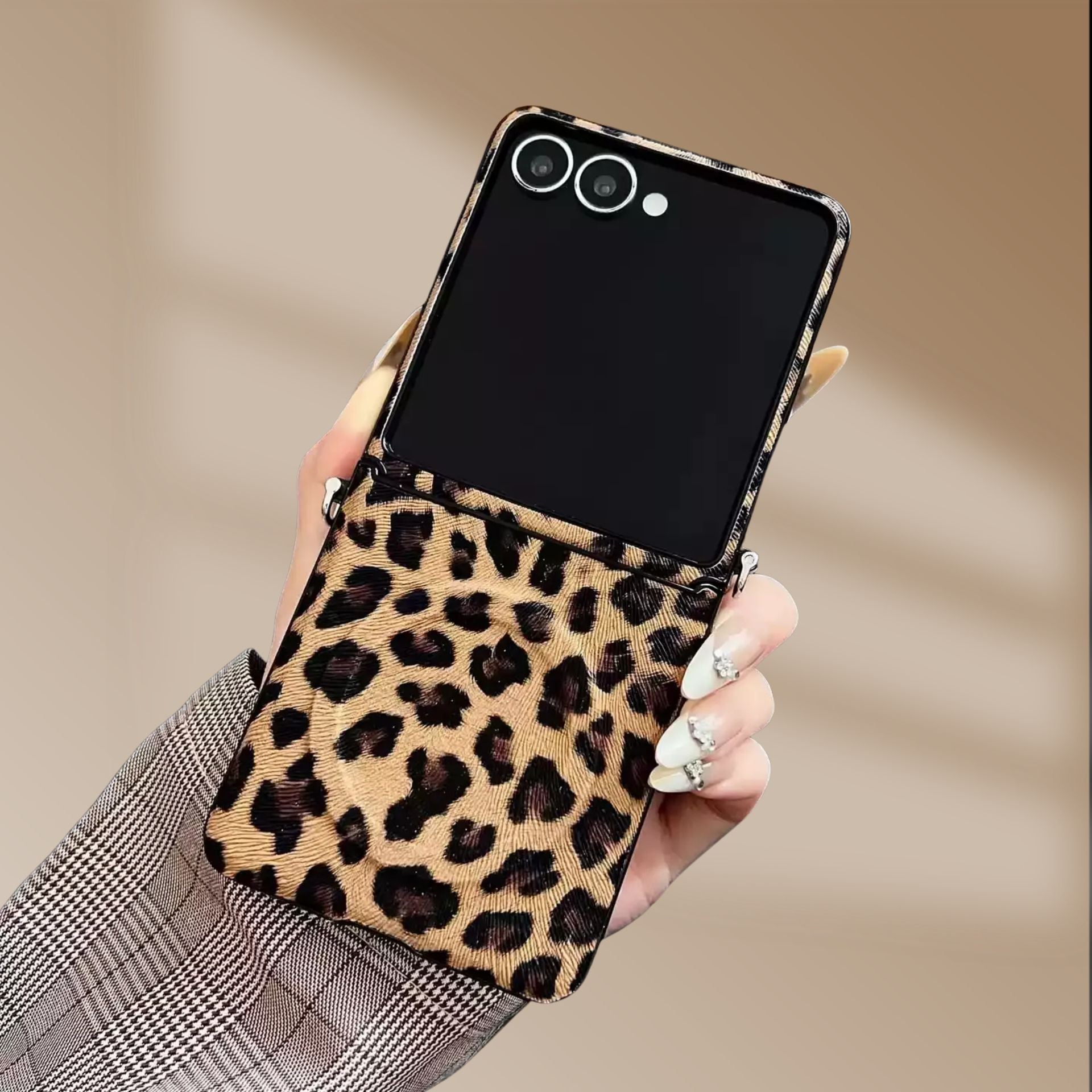Samsung Galaxy Z Flip 5 Leopard Style Cover - lifestyle