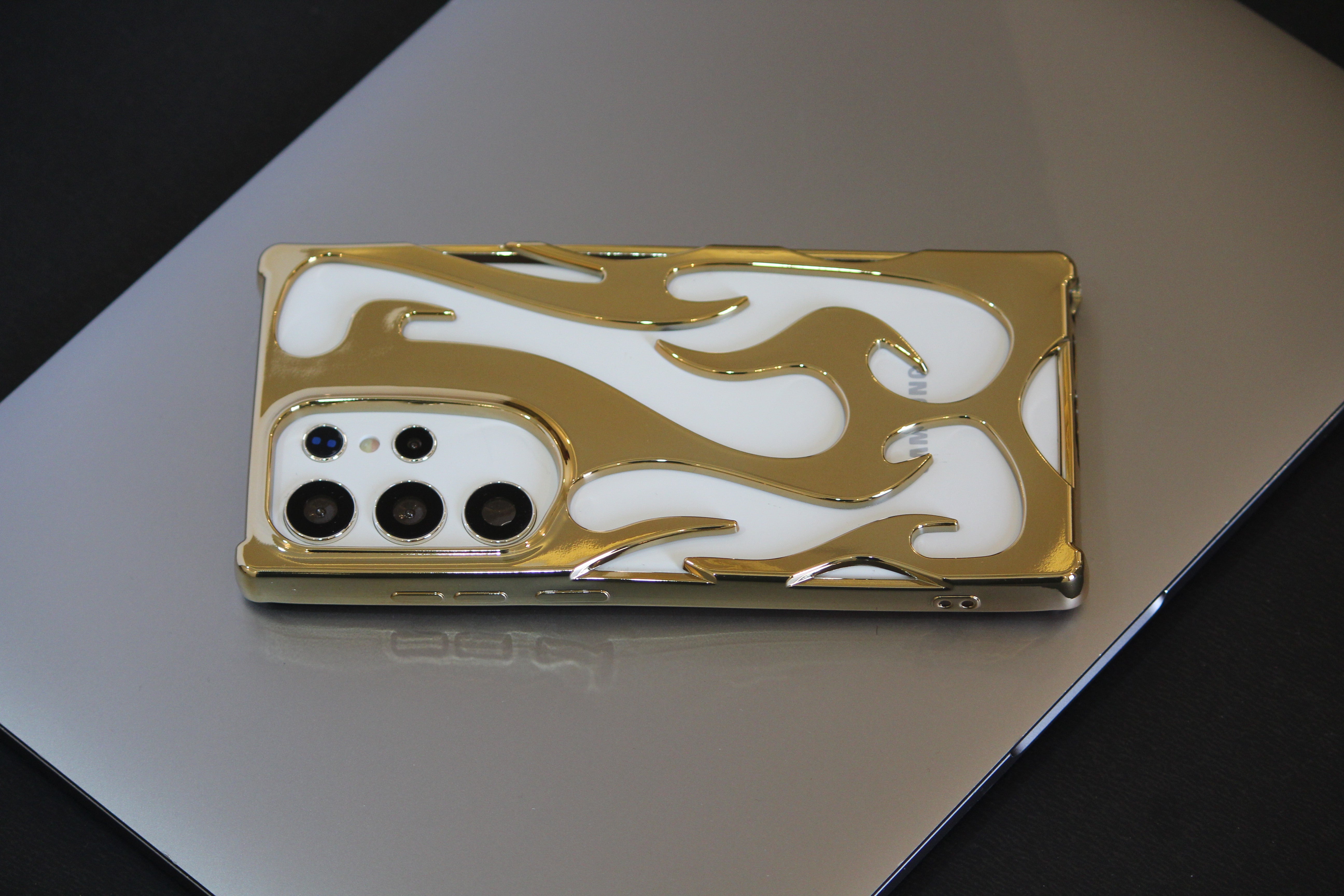 Samsung Galaxy S25 Series 3D Flame Gold Electroplated Cover - lifestyle