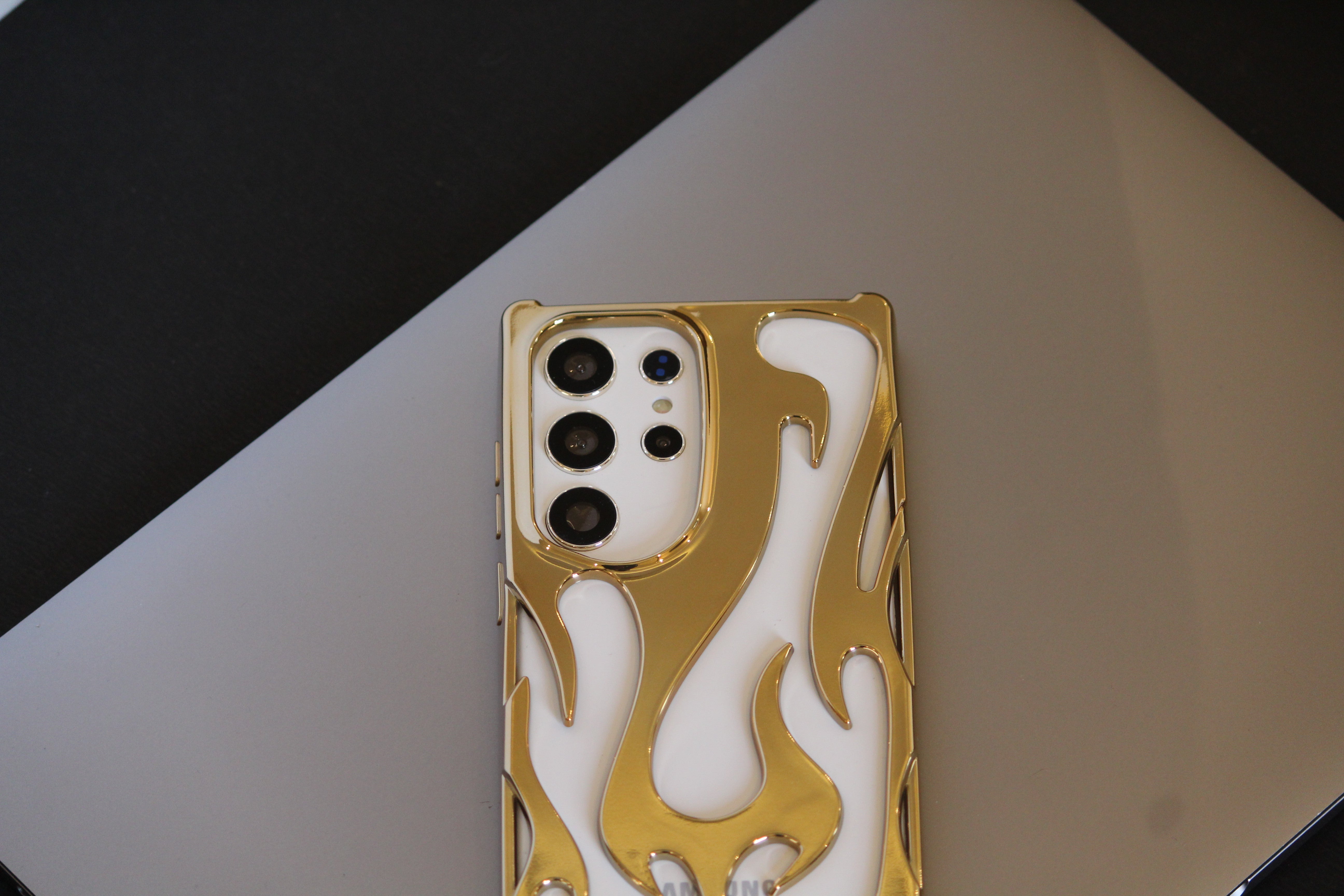 Samsung Galaxy S25 Series 3D Flame Gold Electroplated Cover - case features