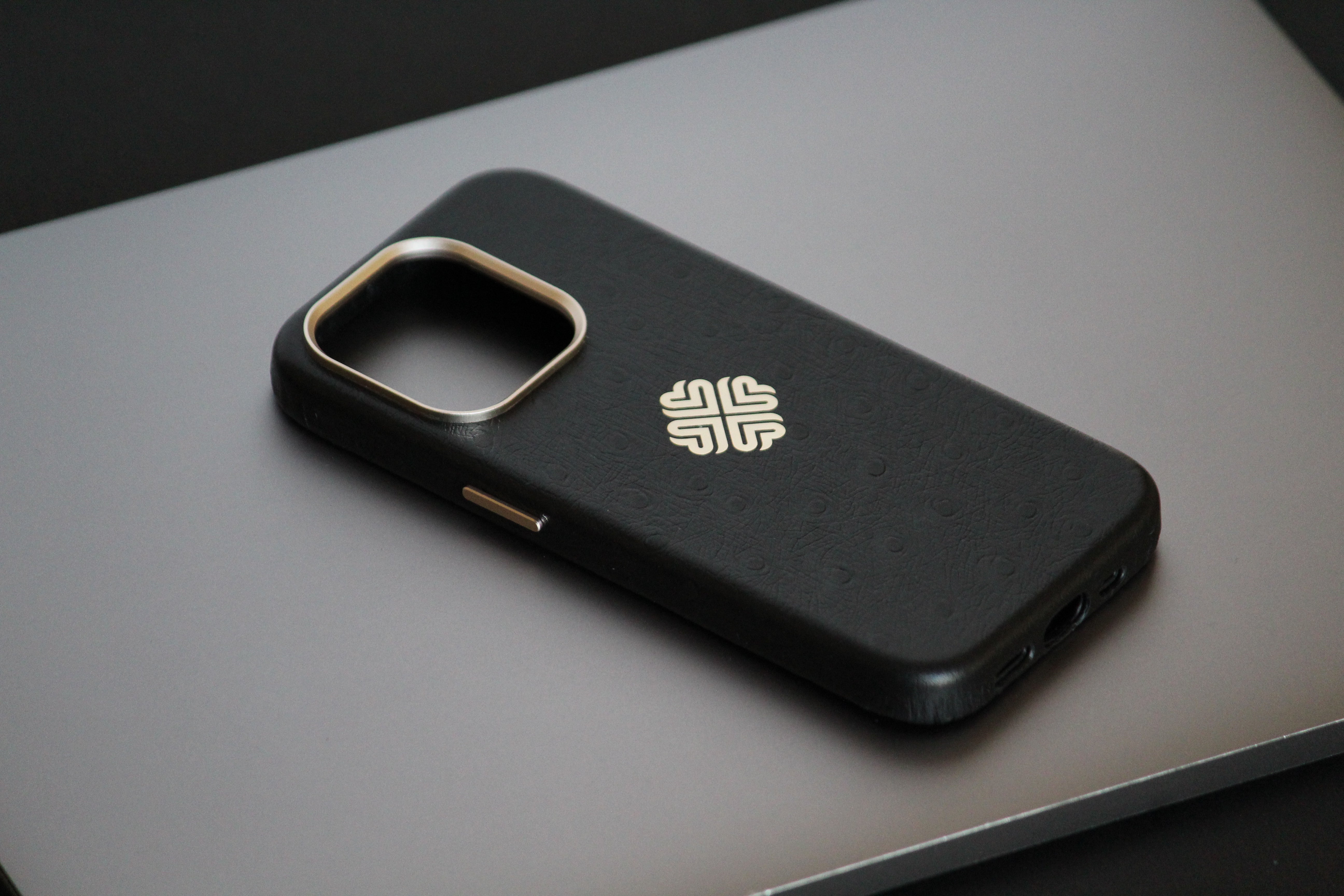 ostrich leather iphone 15 pro cover 