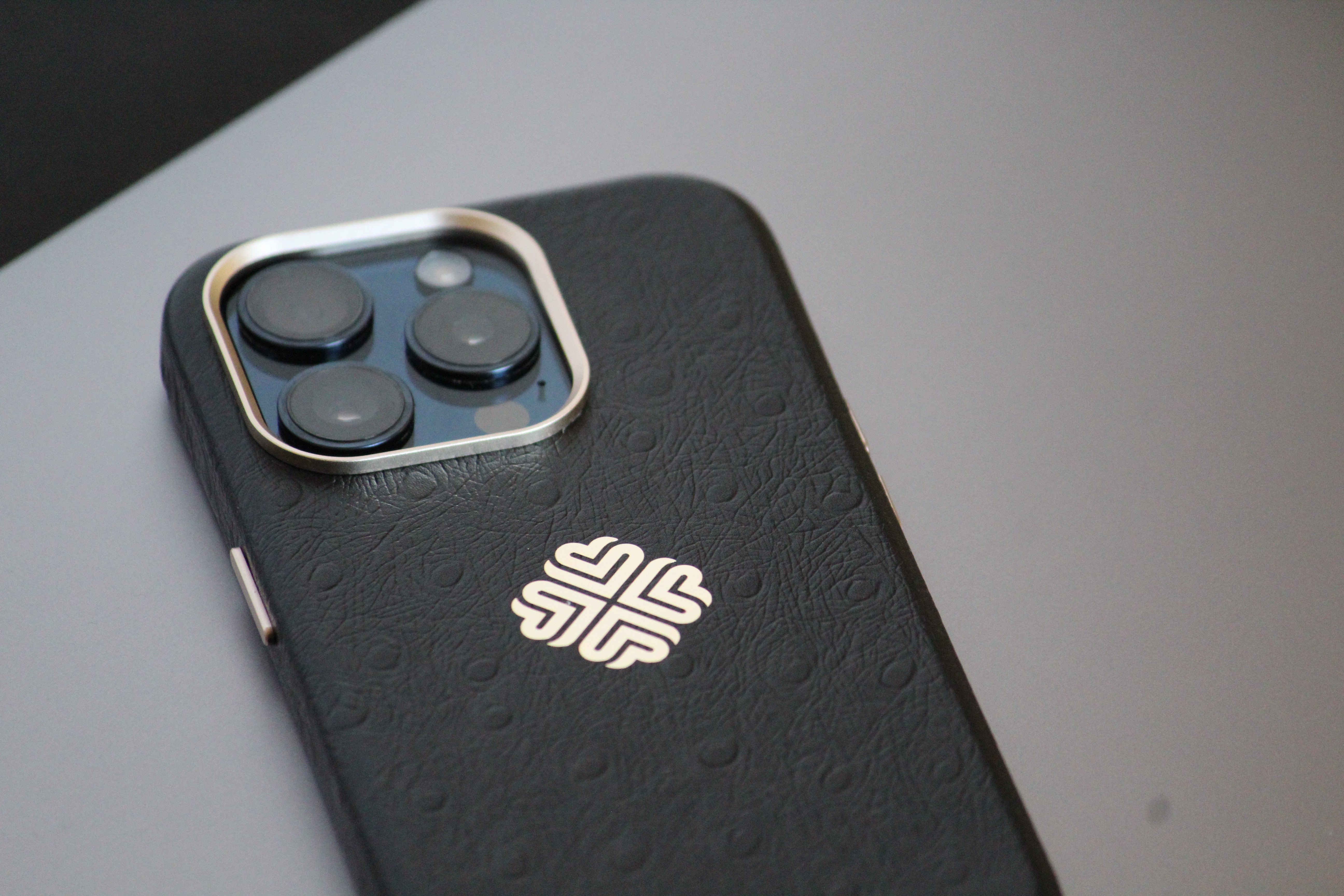 black magsafe iphone 15 pro case