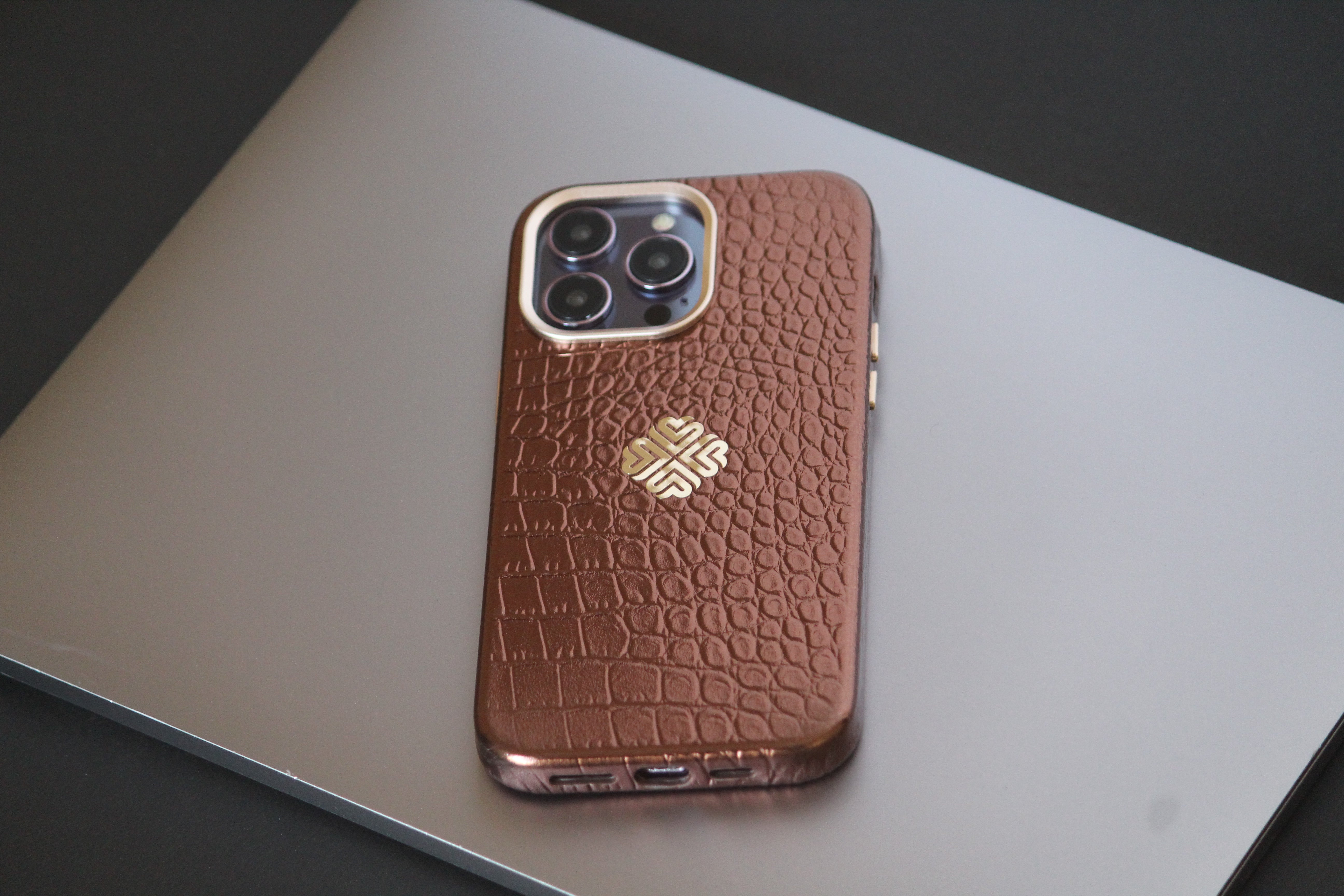 iPhone 15 Pro Royal Copper - lifestyle