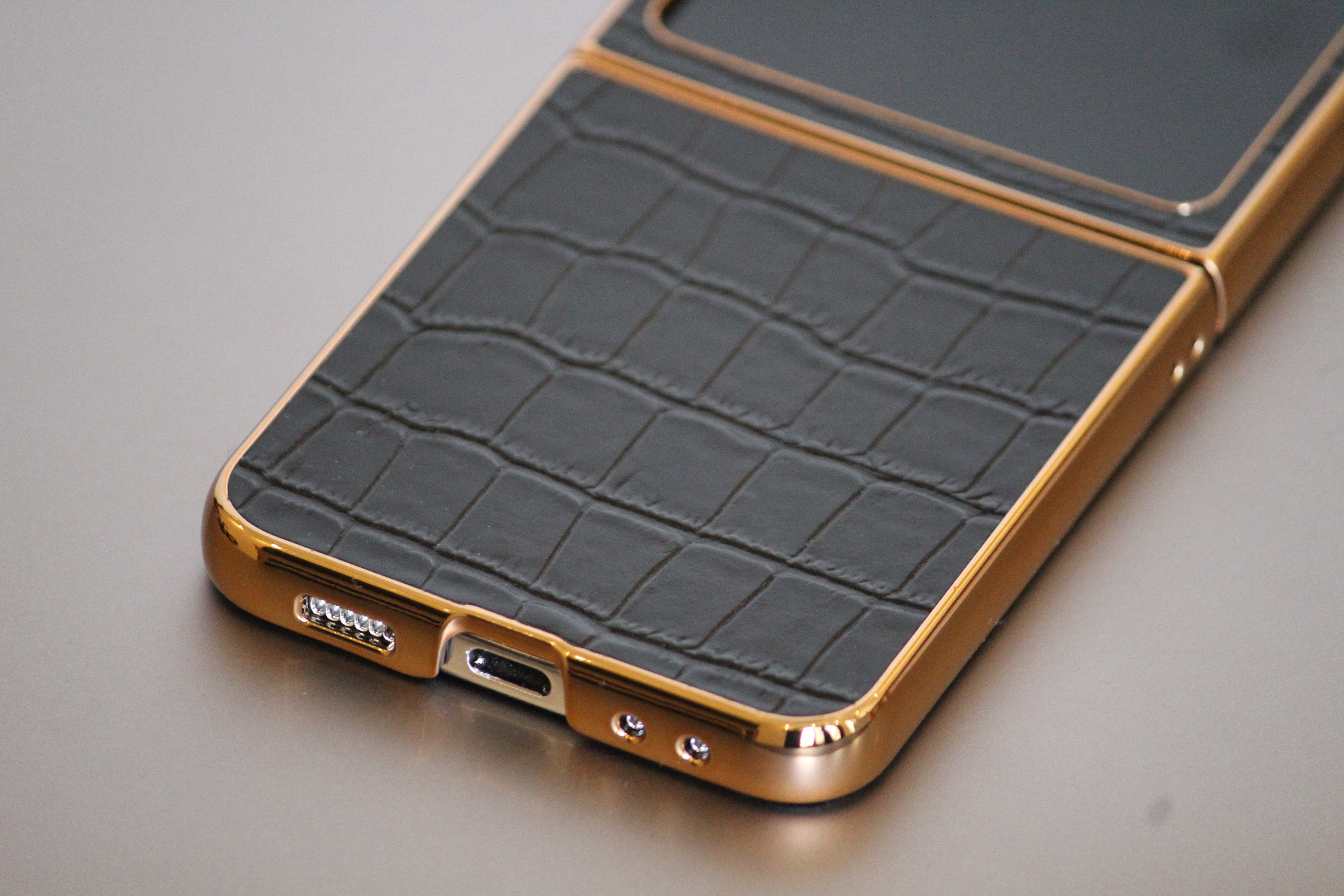 Samsung Galaxy Z Flip 5 Gold Electroplated Croco Pattern Leather Cover - case features